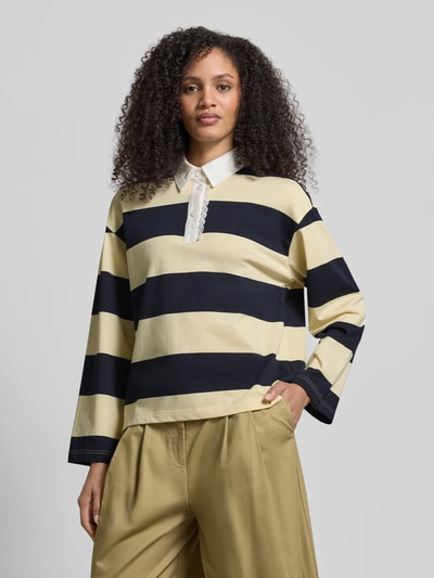 Frauenmodel trägt Longsleeve mit Polokragen von JAKE*S STUDIO WOMAN im Baumwoll-Mix, creme-schwarz gestreift, Lockerer-Schnitt, Nahaufnahme Oberkörper.