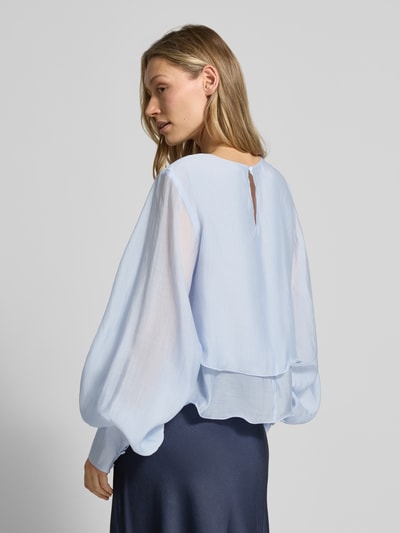 Frauenmodel trägt Regular Fit Bluse im Stufen-Look Modell 'TILLY' von Copenhagen Muse in Hellblau, Lyocell-Mix, Rückansicht Ganzkörperansicht.
