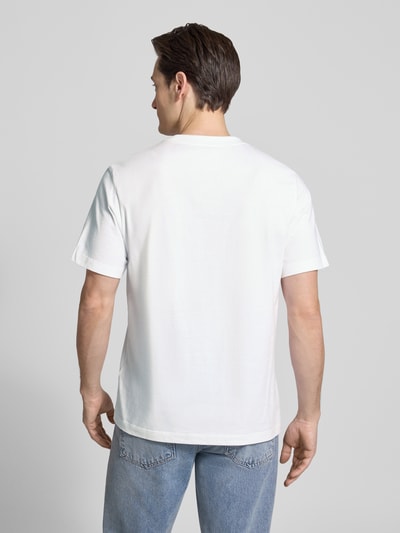 Männermodel trägt T-Shirt mit Rundhalsausschnitt von CK Calvin Klein, Herren T-Shirt aus reiner Baumwolle, Regular-Fit, Rückenlänge 67 cm, Ganzkörperansicht Rückansicht.