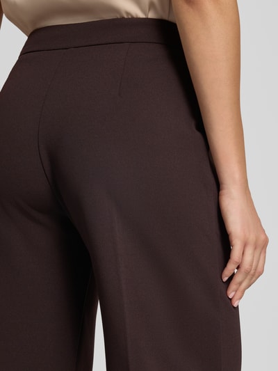 Frauenmodel trägt Straight Fit Stoffhose mit Bügelfalten von Rinascimento, Material-Mix, elastischer Bund, Detailaufnahme seitlich