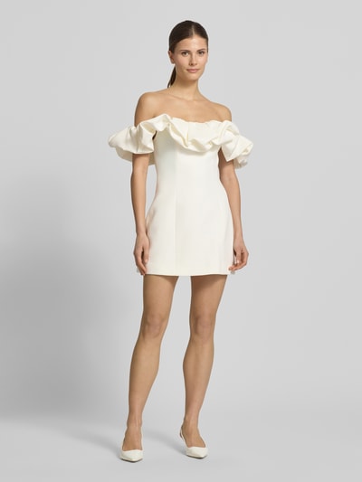 Vrouwenmodel draagt Off-Shoulder-Kleid mit Rüschen Modell 'Tammie' van Forever New, wit, getailleerde fit, ruches, korte lengte, materiaal-mix met stretch, mini-jurk, haak- en ritssluiting achteraan, voorkant totaalbeeld