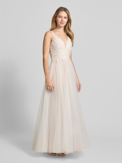 Frauenmodel trägt Brautkleid mit floralem Spitzenbesatz von Mascara in Maxilänge aus Tüll, taillierte Passform, Herz-Ausschnitt, ärmelloses Design, Nahtreißverschluss; Ganzkörperansicht von vorne.
