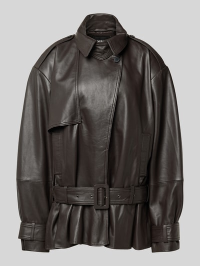 Produktfoto, Oversized Jacke aus echtem Lammleder von ROTATE in dunklem Braun mit Umlegekragen, integriertem Gürtel und Knopfverschluss, Maße: Rückenlänge 76 cm, Brustweite 67 cm, Ärmellänge 67 cm bei Größe 36, glatte Lederstruktur