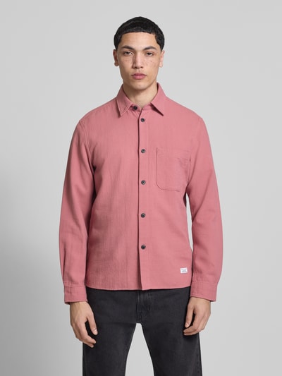 Männermodel trägt Regular Fit Freizeithemd aus reiner Baumwolle von Marc O'Polo Denim, unifarben, Struktur, Ganzkörperansicht von vorne.