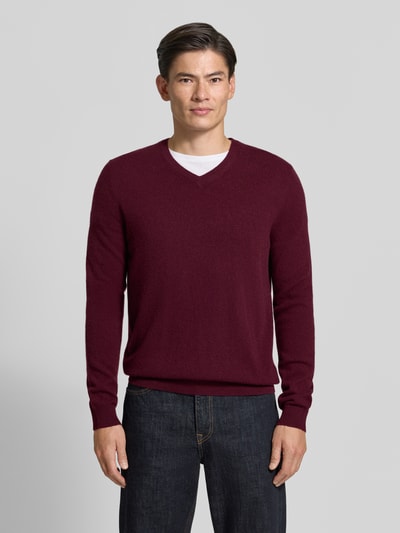 Männermodel trägt Strickpullover aus Kaschmir mit V-Ausschnitt von Christian Berg Men in Bordeaux, Regular Fit, Ganzkörperansicht von vorne. Rückenlänge 71 cm, Ärmellänge 71 cm, fein strukturierte Oberfläche.