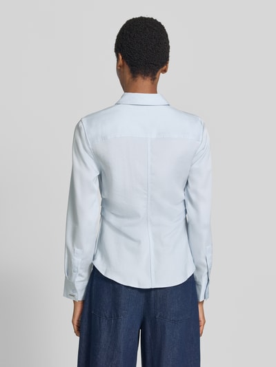 Modelka nosi bluzkę z długim rękawem Regular Fit Langarmbluse mit Hemdblusenkragen od Calvin Klein Womenswear, jasnoniebieski kolor, gładka tkanina, widok na całość od tyłu.