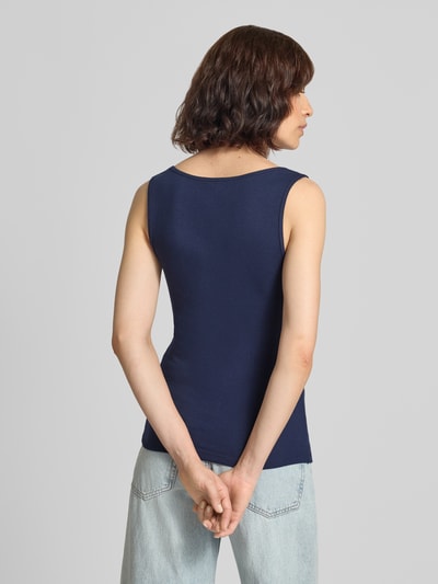 Frauenmodel trägt Tanktop mit Logo-Print und Rundhalsausschnitt von GAP in Dunkelblau, körpernaher Schnitt, Feinripp, Baumwoll-Mix, ganzkörperansicht rückansicht.
