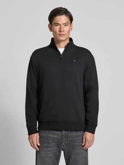 Männermodel trägt Troyer mit Logo-Stitching und gerippten Abschlüssen von HECHTER PARIS, schwarz, Baumwoll-Mix, Regular Fit, Ganzkörperansicht von vorne.