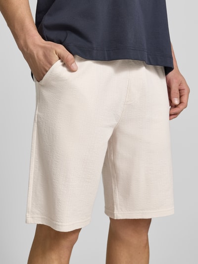 Männermodel trägt Relaxed Fit Sweatshorts aus reiner Baumwolle Modell 'DETROIT' von s.Oliver RED LABEL, Optik: Unifarben, fein strukturiert, Bundabschluss: elastisch, Tunnelzug, Passform: Relaxed-Fit, seitliche Eingrifftaschen, Gesäßtasche, Material: reine Baumwolle, Nahaufnahme Oberschenkel.