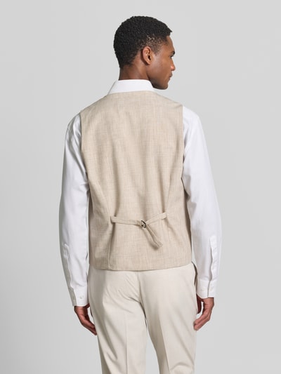 Männermodel trägt Regular Fit Anzugweste mit Viskose-Anteil Modell 'VITRA' von CINQUE in Beige, leichte Struktur, Ganzkörperansicht Rückansicht, elastischer Material-Mix, dezenter Glanz, Rückenriegel, glattes Finish, Rückenlänge ca. 59 cm bei Größe 50.