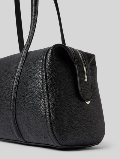 Produktfoto, Henkeltasche mit Label-Detail von CK Calvin Klein in Schwarz mit strukturierter Oberfläche und silbernem Reißverschluss, Damen