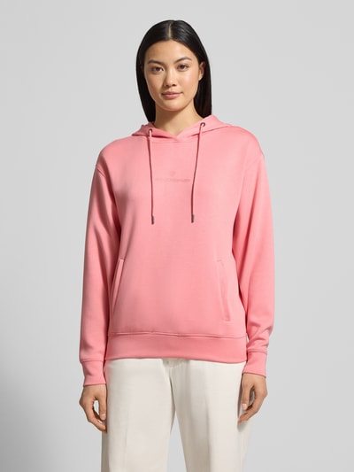Vrouwenmodel draagt roze Hoodie uit Viskose-Mix met logo model 'IMA' van MSCH Copenhagen, regular fit, steekzakken, full body frontaal.