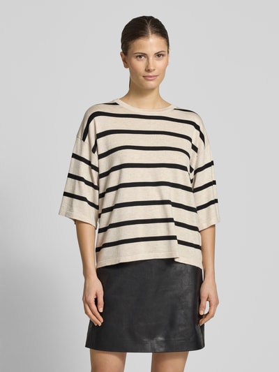 Frauenmodel trägt Strickshirt aus Viskose-Mix Modell 'Conny' von FREE/QUENT, beige mit schwarzen Streifen, Relaxed Fit, Nahaufnahme Oberkörper.