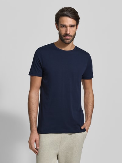 Männermodel trägt T-Shirt mit Rundhalsausschnitt im 2er-Pack von MCNEAL, dunkelblau, Slim Fit, aus reiner Baumwolle, Ganzkörperansicht von vorne.