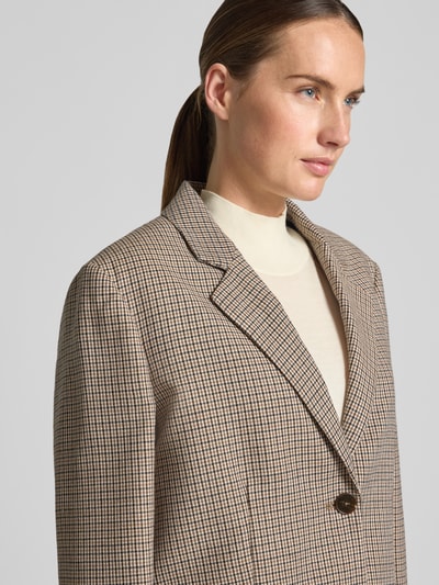 Frauenmodel trägt Relaxed Fit Blazer mit Pattentaschen Modell 'LOLA' von Closed im Schurwoll-Mix, feines Karo, Nahaufnahme Oberkörper.