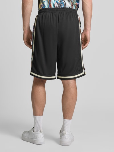 Männermodel trägt Shorts aus Mesh mit Kontraststreifen von COLUCCI in Schwarz mit Gerader-Schnitt, Ganzkörperansicht Rückansicht. Bundweite 37 cm, Innenbeinlänge 24 cm, elastischer Bund.