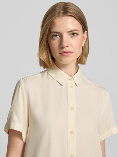Frauenmodel trägt Regular Fit Bluse aus Viskose-Mix von Jake*s Casual in Creme mit Hemdblusenkragen und Knopfleiste, Nahaufnahme Oberkörper.