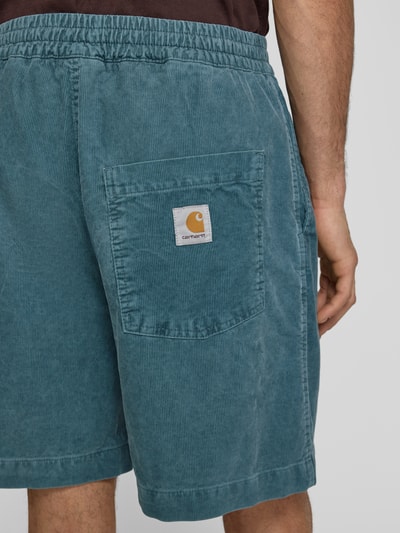 Männermodel trägt korte jeans van puur katoen relaxed fit, Jeansshorts met elastische band model 'Reynold' van Carhartt Work In Progress, detailopname achterzijde