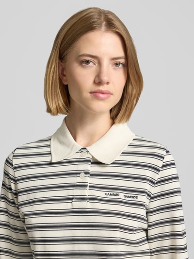 Frauenmodel trägt Regular Fit Poloshirt mit Label-Stitching Modell 'DONELL' von Samsøe Samsøe, gestreift, reine Baumwolle, Nahaufnahme Oberkörper