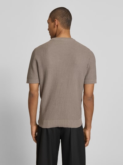 Männermodel trägt Relaxed Fit Strickpullover aus reiner Baumwolle Modell 'SAFFON' von HUGO, unifarben, Waffelstrick, Ganzkörperansicht Rückansicht