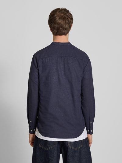 Männermodel trägt Slim Fit Freizeithemd aus Baumwoll-Leinen-Mix Modell 'CAIDEN' von Only & Sons, Optik: Unifarben, Rückenpasse, Ganzkörperansicht Rückansicht