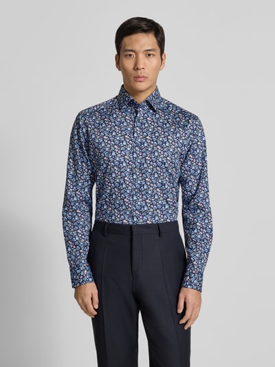 Männermodel trägt Regular Fit Businesshemd aus Baumwolle mit Kentkragen von OLYMP, florales Muster, Knopfleiste, Ganzkörperansicht von vorne. Rückenlänge 80 cm, Schulterbreite 47 cm, Ärmellänge 65 cm, Größe 40.