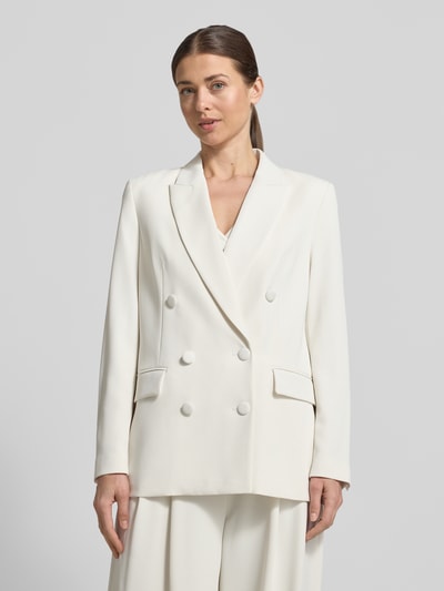 Frauenmodel trägt Regular Fit Blazer mit Pattentaschen von Christian Berg Cocktail in Creme, Zweireiher, Material-Mix mit Stretch-Anteil, Nahaufnahme Oberkörper. Rückenlänge bei Größe 36 beträgt 70 cm.