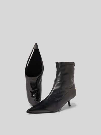 Produktfoto, schwarze spitz zulaufende High Heels mit Label-Detail von Anine Bing, glattes Leder, 3 cm Absatz, 9 cm Schafthöhe.