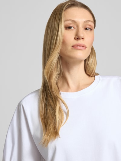 Frauenmodel trägt knielanges Tunikakleid mit Puffärmeln Modell 'ONORE' von MM by Max Mara, Baumwoll-Mix mit Stretch-Anteil, Rundhalsausschnitt, kolor biały, faktura gładka, Nahaufnahme Oberkörper.