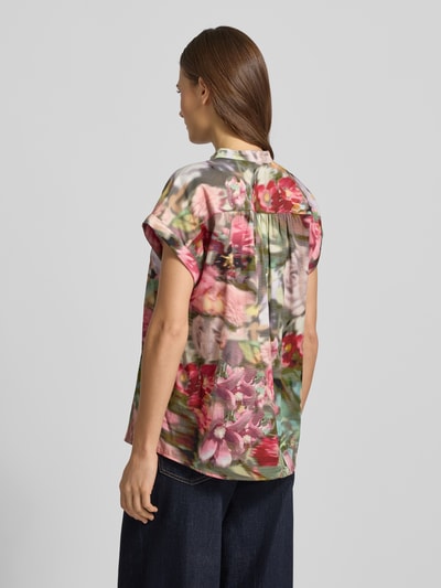 Modelka nosi Hemdbluse mit Stehkragen von More & More, bawełna, luźny krój, stójka, wzór kwiatowy, długość tyłu 65 cm, długość rękawa 3 cm, widok całej sylwetki z tyłu.