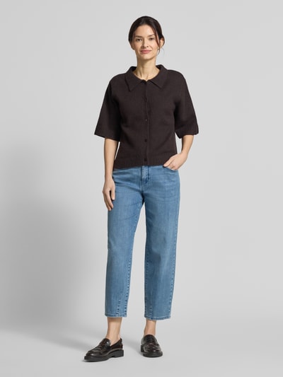 Frauenmodel trägt Barrel Fit Jeans mit Eingrifftaschen Modell 'BOBBIE' von MAC, mittleres Blau, Baumwoll-Mix, Ganzkörperansicht von vorne.