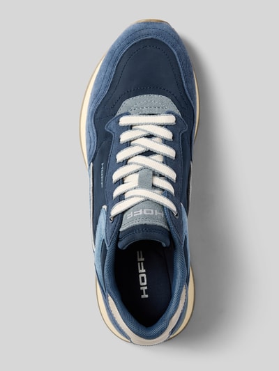 Produktfoto, Sneaker aus Leder-Mix mit Logo-Detail Modell 'City' von HOFF in Blau- und Grautönen, abgerundete Form, strukturierte Oberfläche, Damen Sneaker, Schnürverschluss, profilierte Sohle, Absatzhöhe 3 cm, Schafthöhe 9 cm, Schaftweite 8 cm.