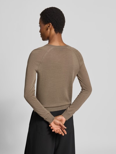 Frauenmodel trägt Regular Fit Strickjacke aus reiner Schurwolle Modell 'Fonami' von BOSS in Beige, glatte Textur, Ganzkörperansicht Rückansicht, Damen Strickjacke.