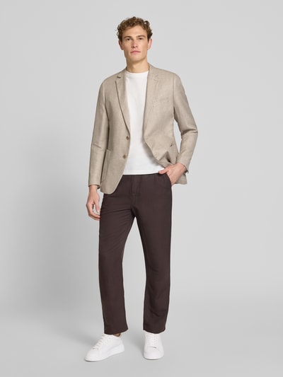Męski model nosi Regular Fit Anzugsakko aus Leinen-Mix von s.Oliver BLACK LABEL z efektem melanżu, krój regular fit, mieszanka lnu, melanżowa faktura, dwa rozcięcia z tyłu, kołnierz z połami, zapięcie na 2 guziki, długi rękaw, nachodzące na siebie guziki, nakładane wpuszczane kieszenie; całopostaciowy widok z przodu.