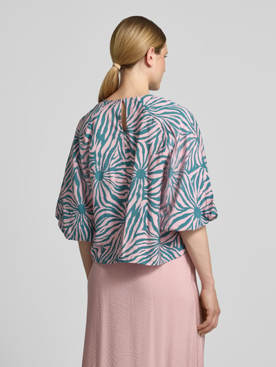 Frauenmodel trägt Regular Fit Bluse aus Viskose-Mix im Allover-Look von Christian Berg Woman, abstraktes Muster, Rückansicht, 3/4-Arm, Rundhalsausschnitt, Rückenlänge 56 cm, Ärmellänge 45 cm, Größe 36, strukturierte Oberfläche. Ganzkörperansicht Rückansicht