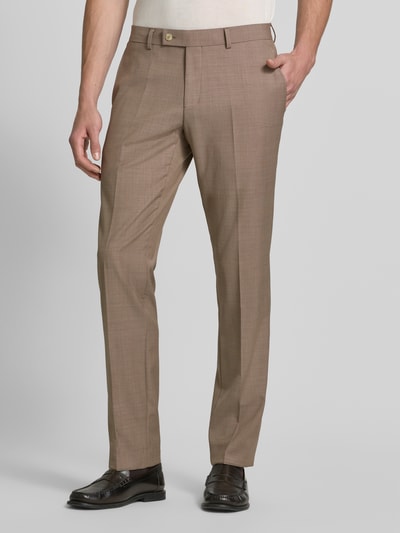 Männermodel trägt Slim Fit Anzug aus Schurwoll-Mix von HECHTER PARIS in Braun mit glatter Textur, Nahaufnahme Unterkörper.