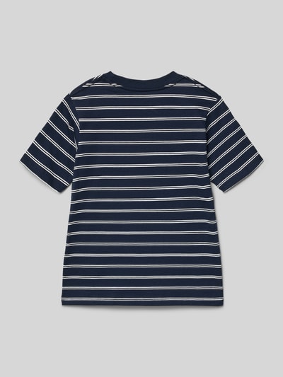 Produktfoto, Dziecięcy t-shirt 'T-Shirt mit Streifenmuster und Stitching' od JACK & JONES z bawełny, krój regular fit, wzór w paski, haft, okrągły dekolt, długość tyłu w rozmiarze 140: 52 cm, kolor granatowy z białymi paskami
