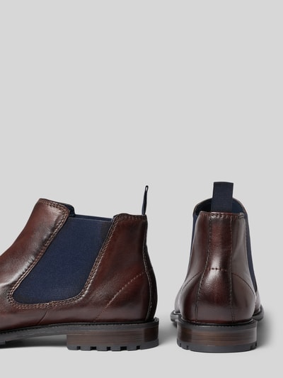 Produktfoto, Chelsea Boots aus echtem Leder Modell 'Bonifacio' von bugatti in Braun-Blau, abgerundete Passform, leicht profilierte Sohle, Logo-Detail