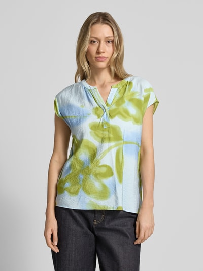 Modelka nosi Blusenshirt mit V-Ausschnitt Modell 'CATE 1' od Soyaconcept, z mieszanki wiskozy, krój regular fit, wzór allover, błękitno-zielony, długość tyłu w rozmiarze S: 63 cm. Ujęcie: z przodu, górna część ciała.