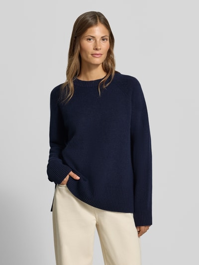 Frauenmodel trägt Regular Fit Pullover aus reinem Kaschmir in Strick-Optik von MYON, dunkelblau, Rundhalsausschnitt, Ganzkörperansicht von vorne.
