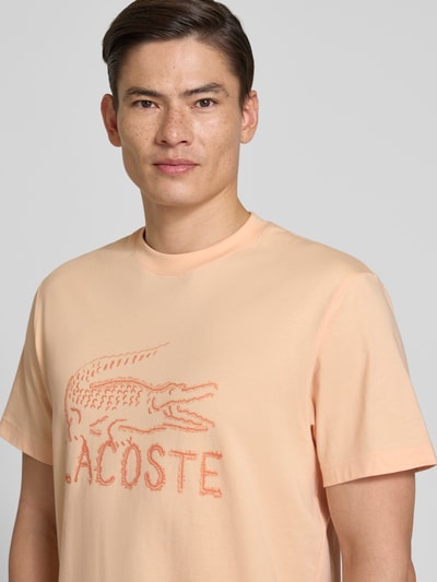 Mannelijk model draagt Regular Fit T-shirt uit pure katoen van Lacoste, look: effen, logoprint, ronde hals, korte mouw, Nahaufnahme Oberkörper.