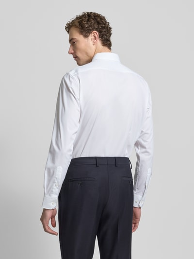 Männermodel trägt Slim Fit Businesshemd aus Popeline mit Stretch-Anteil von BOSS, Baumwoll-Elasthan-Mix, Ganzkörperansicht Rückansicht.