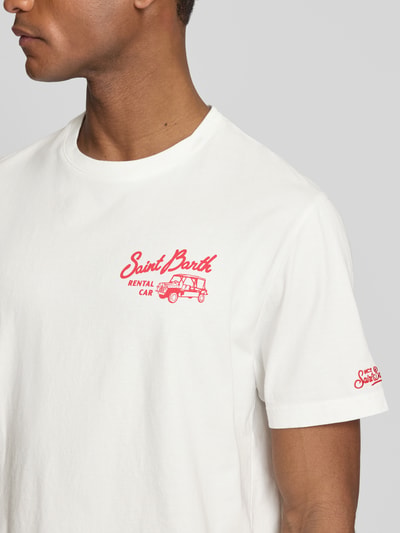 Mannenmodel draagt T-Shirt met Label-Prints Modell 'PORTLAND' van MC2 Saint Barth in wit, katoen, regular fit, label-stitching op mouw, ronde hals, vooraanzicht, detailopname bovenlichaam.