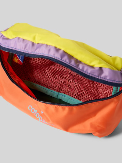 Produktfoto, Bauchtasche mit Logo-Print Modell 'Bataan' von Cotopaxi in Orange, Gelb und Lila, Hauptfach mit Reißverschluss, Netzstruktur im Inneren, Breite 23 cm, Länge 14 cm, Tiefe 11 cm, Länge Schulterriemen 50 cm, Herren Bauchtasche