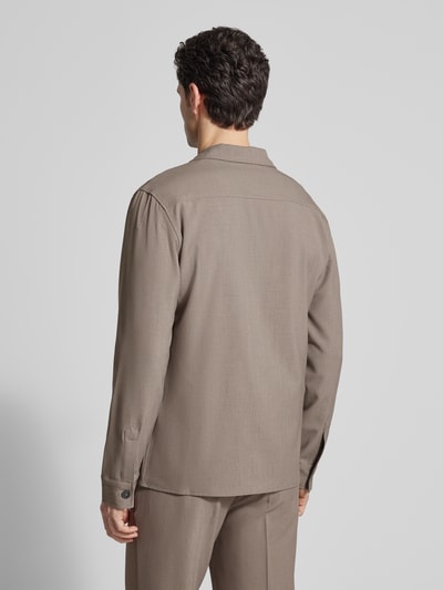 Männermodel trägt Relaxed Fit Hemdjacke mit Kentkragen und Brusttaschen von Lindbergh in Beige, Material-Mix, Ganzkörperansicht Rückansicht.