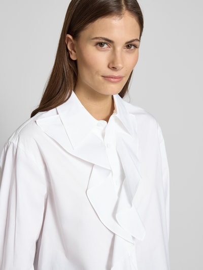 Frauenmodel trägt Regular Fit Bluse mit Volants Modell 'FALESIA' von Marella, reine Baumwolle, weiß, Nahaufnahme Oberkörper