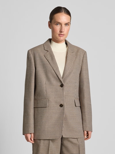 Frauenmodel trägt Relaxed Fit Blazer mit Pattentaschen Modell 'LOLA' von Closed, beige-braunes Karomuster, Schurwoll-Mix, Nahaufnahme Oberkörper.