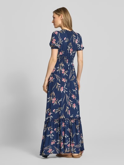 Modelka nosi Maxikleid aus Viskose mit V-Ausschnitt od Apricot, wzór allover, krój A-linie, elastyczna talia, niebieski, tekstura gładka, długość tyłu 133 cm w rozmiarze S, szerokość w rozmiarze S: 25 cm, długość rękawa w rozmiarze S: 22 cm, widok całej sylwetki z tyłu