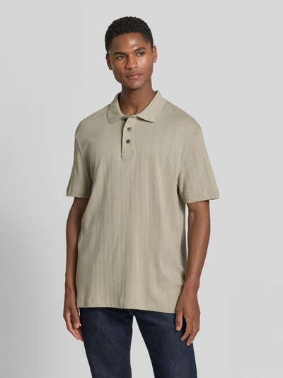 Männermodel trägt Regular Fit Poloshirt mit kurzer Knopfleiste von Lindbergh aus Reine Baumwolle mit Jaquard-Strick, Ganzkörperansicht von vorne.