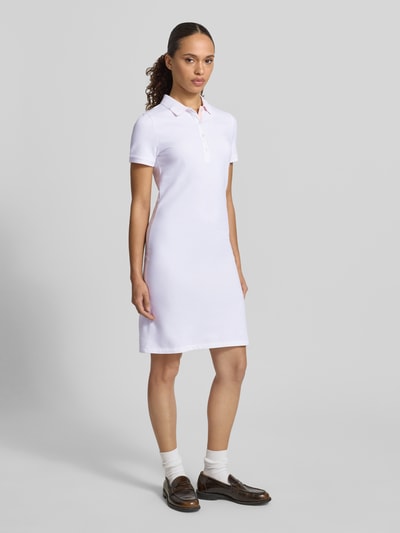 Vrouwenmodel draagt Knielanges Polokleid mit Label-Stitching van Gant in wit, mix van katoen en elastaan, recht model, knielengte, knoopsluiting, labelstitching, ruglengte maat S 95 cm, borstwijdte 41 cm, mouwlengte 20 cm, geheel vooraanzicht